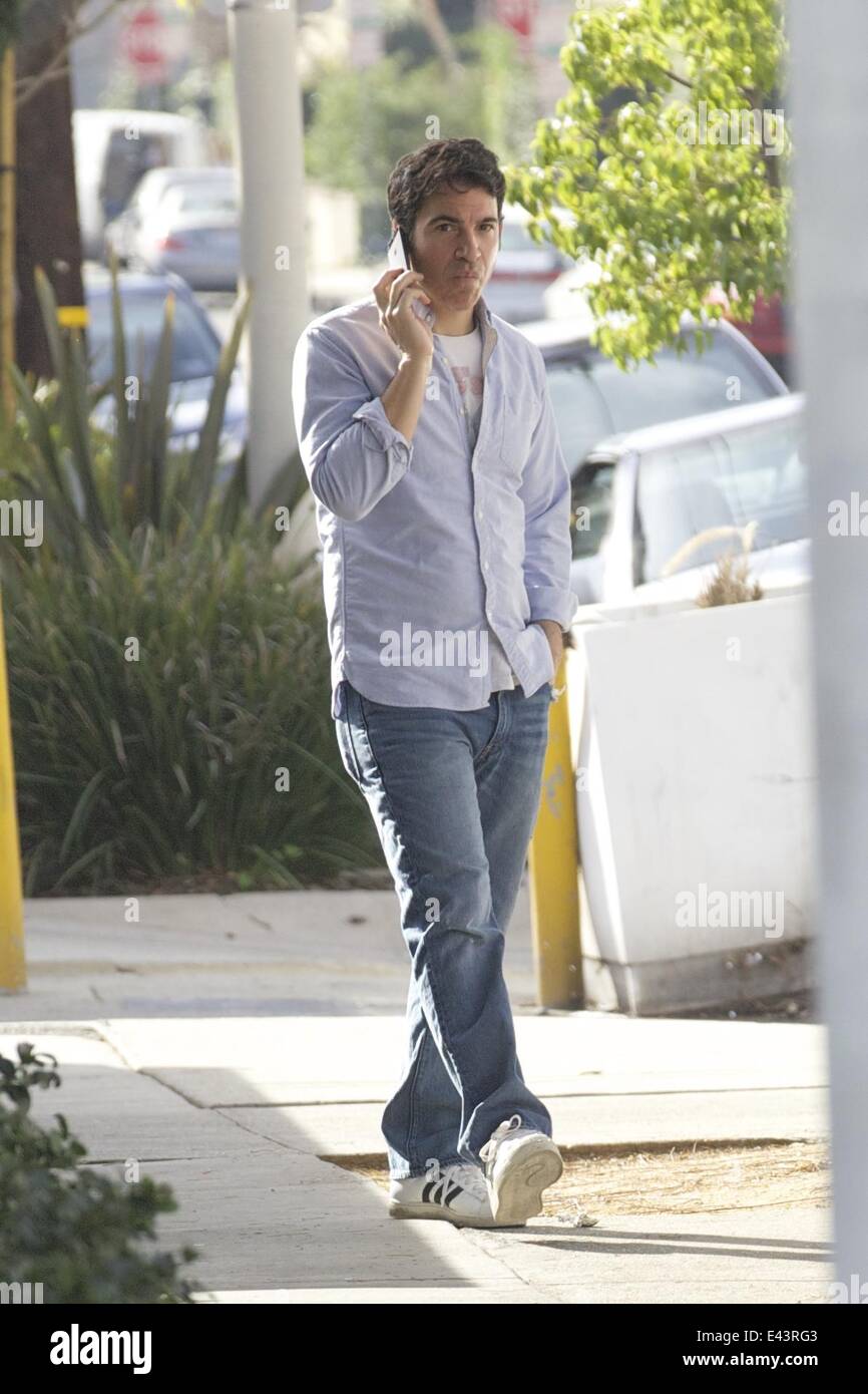 Mindy Projekt star Chris Messina unterwegs auf seinem Handy West Hollywood mit sprechen: Chris Messina wo: Los Angeles, Kalifornien, USA bei: 21. Januar 2014 Stockfoto