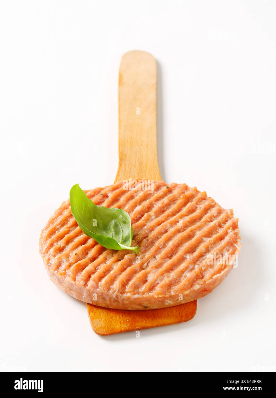 Rohe Burger Patty auf hölzernen Spatel Stockfoto
