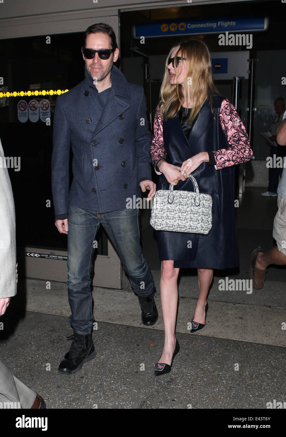 Kate Bosworth trägt eine schwarze Schürze Kleid und rose crested Schuhe, kommt am Los Angeles International Airport (LAX) mit Ehemann Michael polnischen Featuring: Kate Bosworth, wo polnische Michael: Los Angeles, California, Vereinigte Staaten von Amerika bei: 21. Januar 2014 Stockfoto