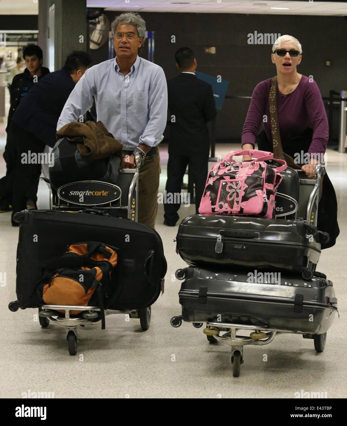 Annie Lennox kommt am Los Angeles International Airport (LAX) auf einem Flug von London mit ihrem Ehemann.  Mitwirkende: Annie Lennox, Dr. Mitch Besser, Musik, Sänger, Eurythmics wo: Los Angeles, California, Vereinigte Staaten von Amerika bei: 21. Januar 2014 Stockfoto