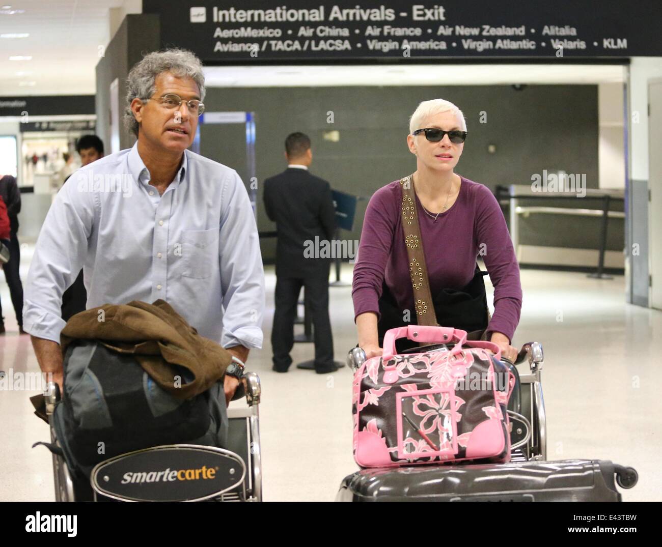 Annie Lennox kommt am Los Angeles International Airport (LAX) auf einem Flug von London mit ihrem Ehemann.  Mitwirkende: Annie Lennox, Dr. Mitch Besser, Musik, Sänger, Eurythmics wo: Los Angeles, California, Vereinigte Staaten von Amerika bei: 21. Januar 2014 Stockfoto