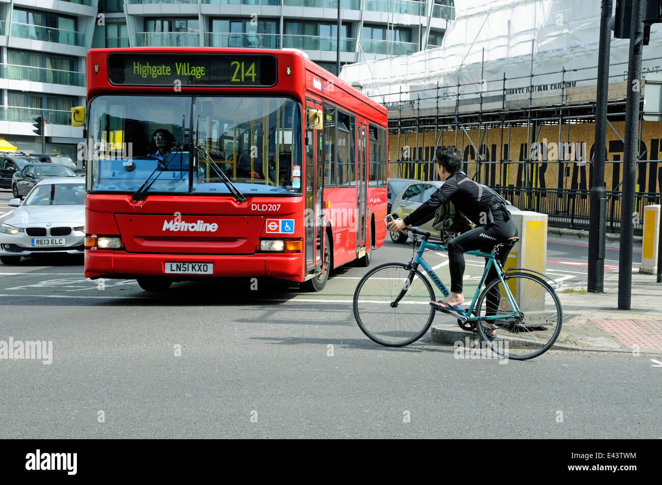 Niedrige Doppeldecker-Bus und Radfahrer, alte Straße Kreisverkehr, London Borough of Islington England Großbritannien UK Stockfoto