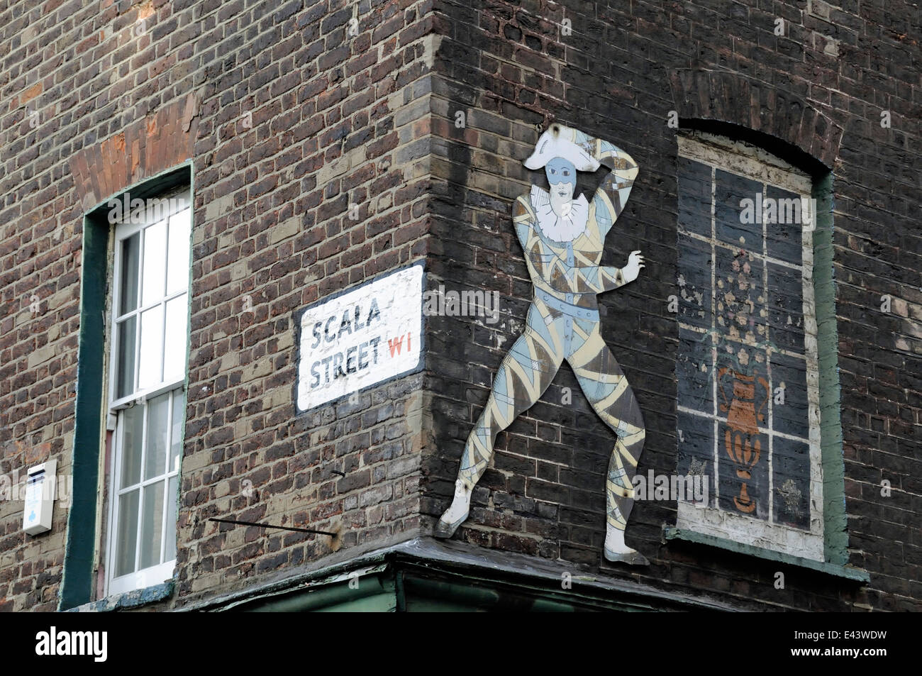 Scala Street W1 Schild mit Jester Ausschnitt oben Pollocks Spielzeugmuseum, London England Großbritannien UK Stockfoto