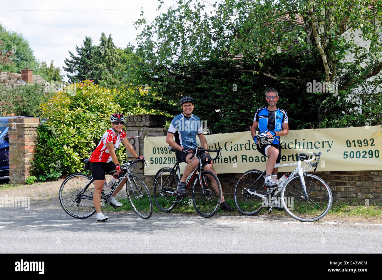 Radfahrer auf Rennräder ruht, Straßenrand, Bayford, Hertfordshire, England, UK Stockfoto