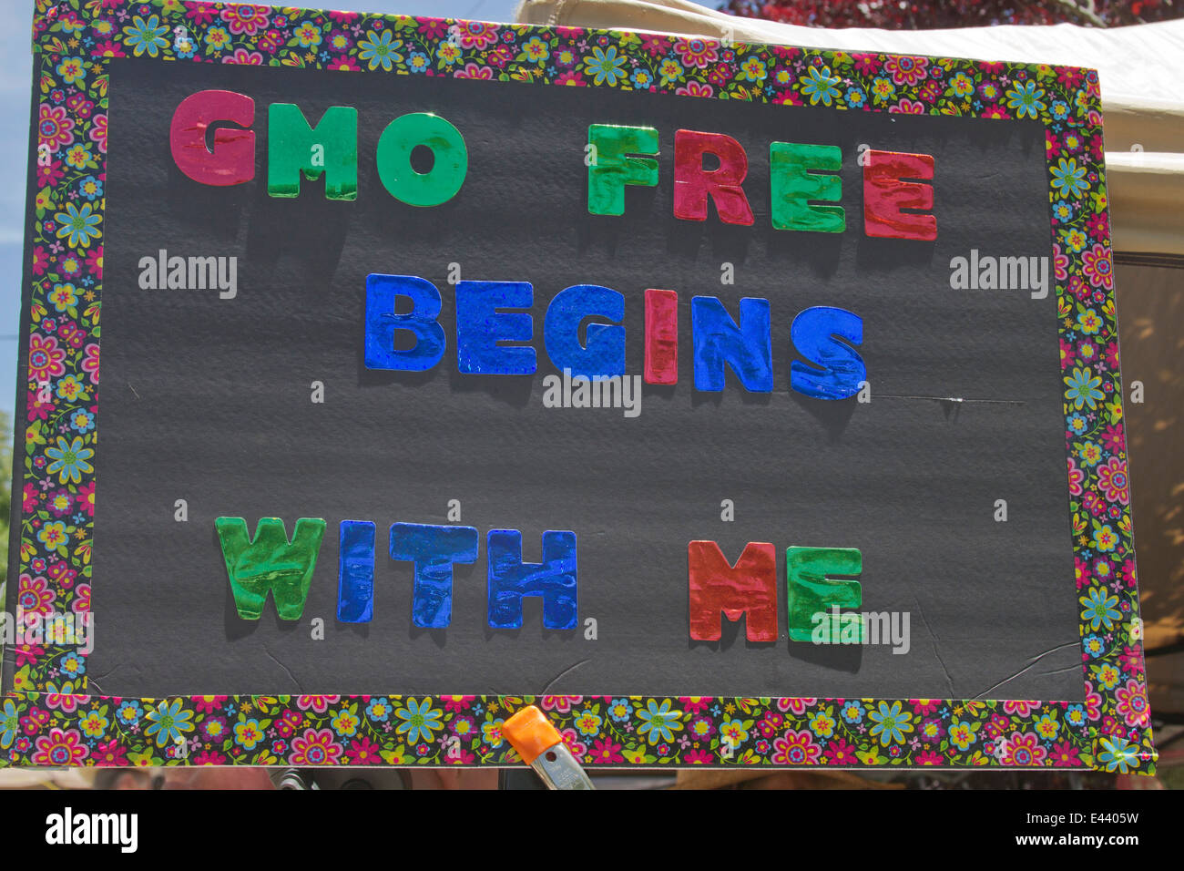 Eine Nahaufnahme von gentechnisch veränderten Lebensmitteln Protest Zeichen bei einem n anti-GVO und Monsanto Rallye Stockfoto