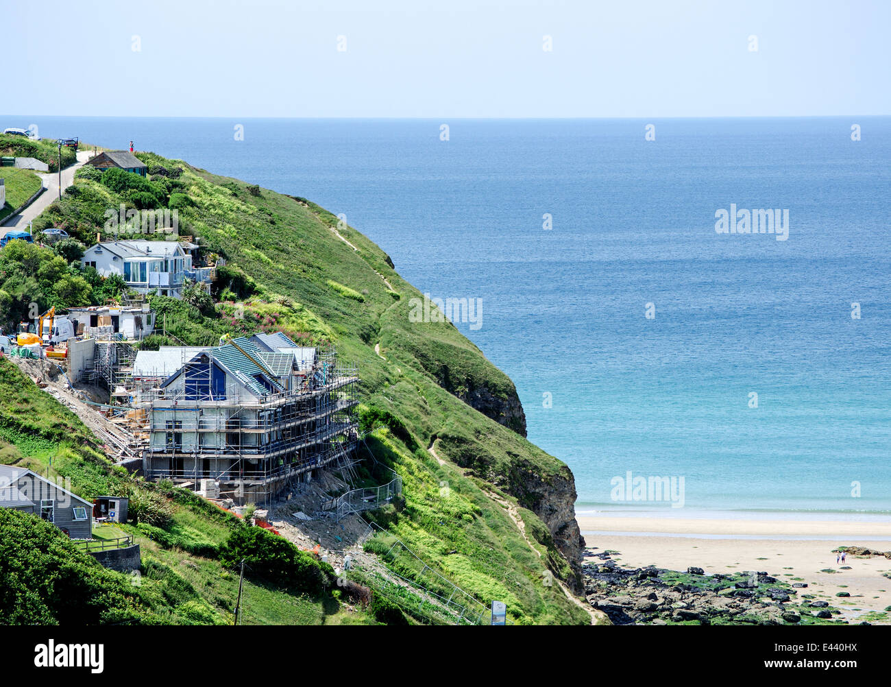 ein neues Hotel im Bau auf der Steilküste bei Porthtowan in Cornwall, Großbritannien Stockfoto