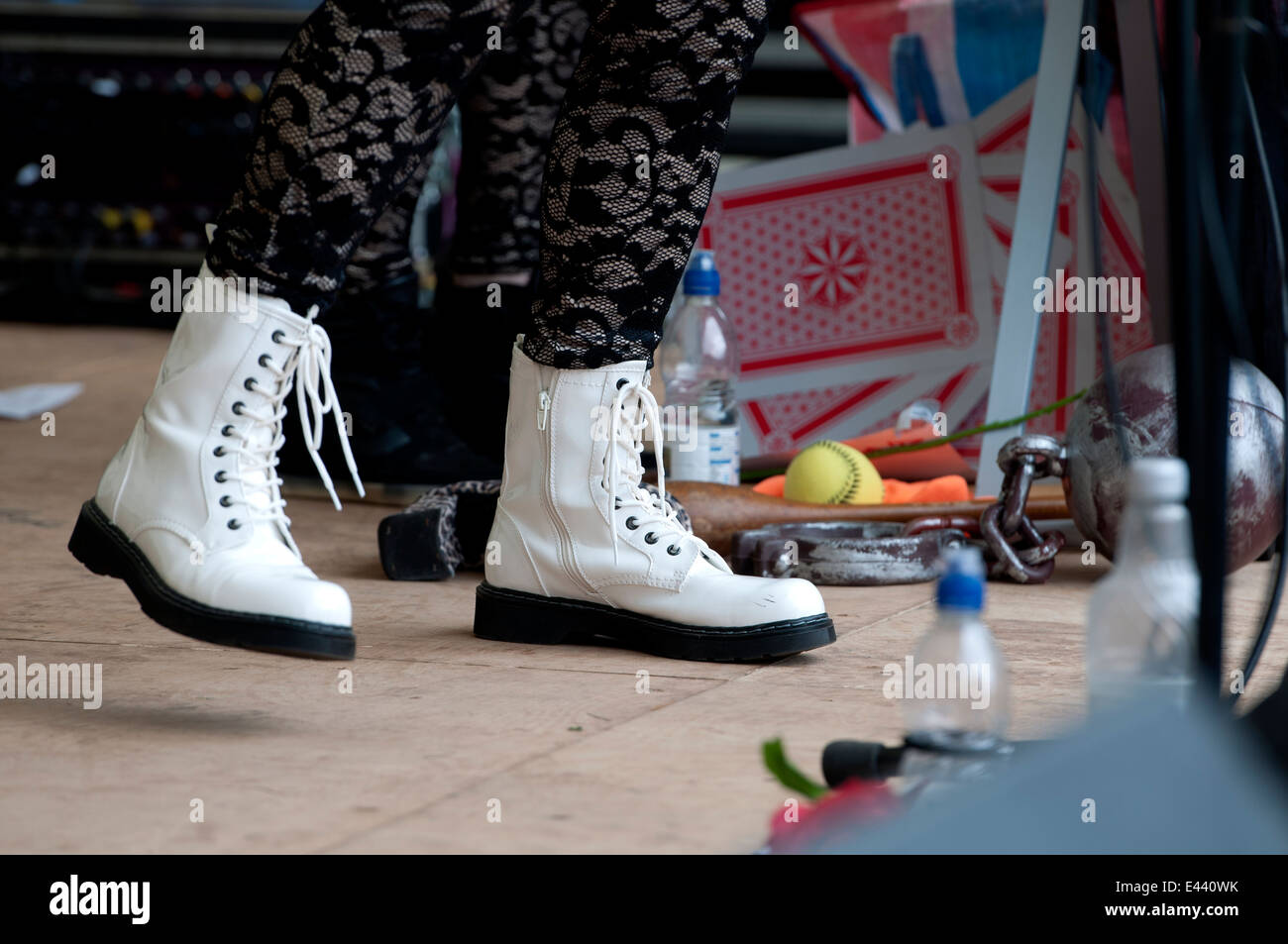 Frau in der Band tragen weiße Stiefel in Leamington Peace Festival, UK Stockfoto