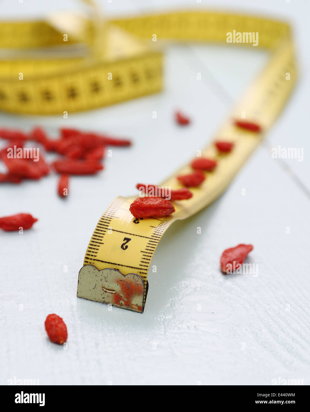 Goji-Beeren und Maßband, Konzept von Gesundheit, Nahaufnahme Stockfoto