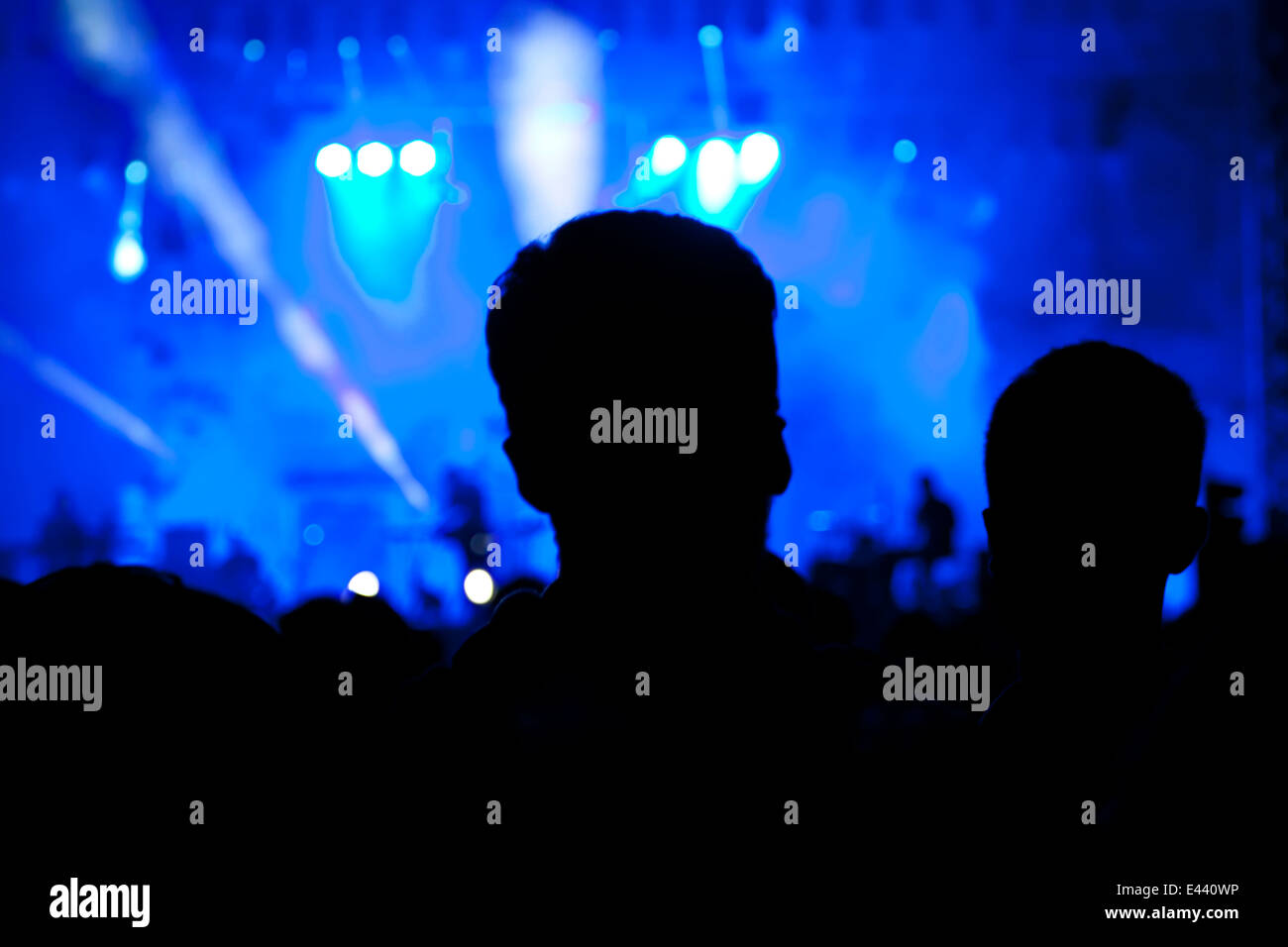 Jubelnde Menge vor leuchtend bunte Bühnenbeleuchtung Stockfoto