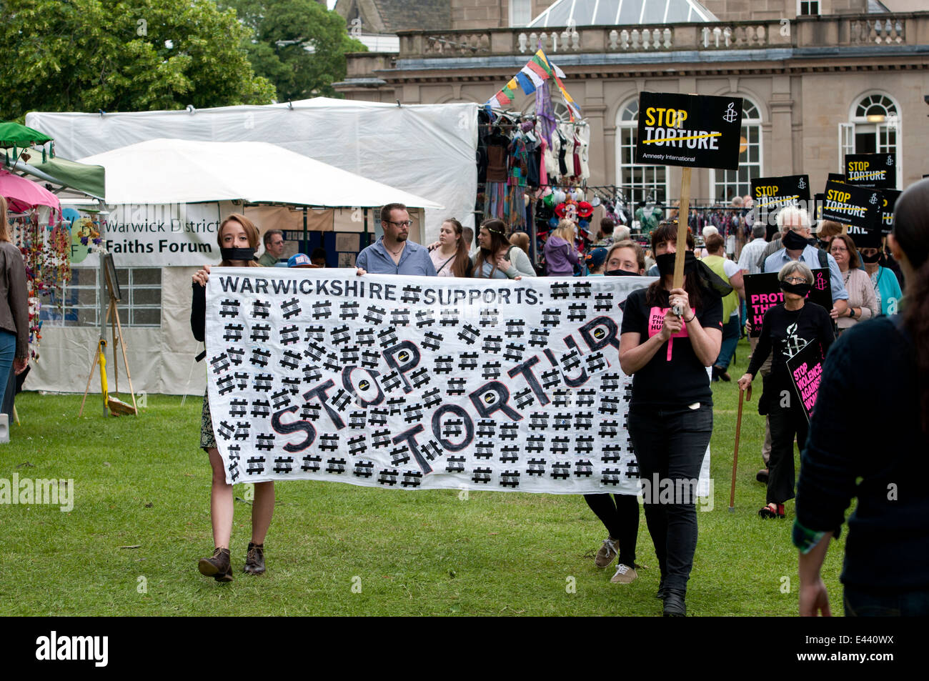 Amnesty International gegen Leamington Peace Festival, UK Stockfoto