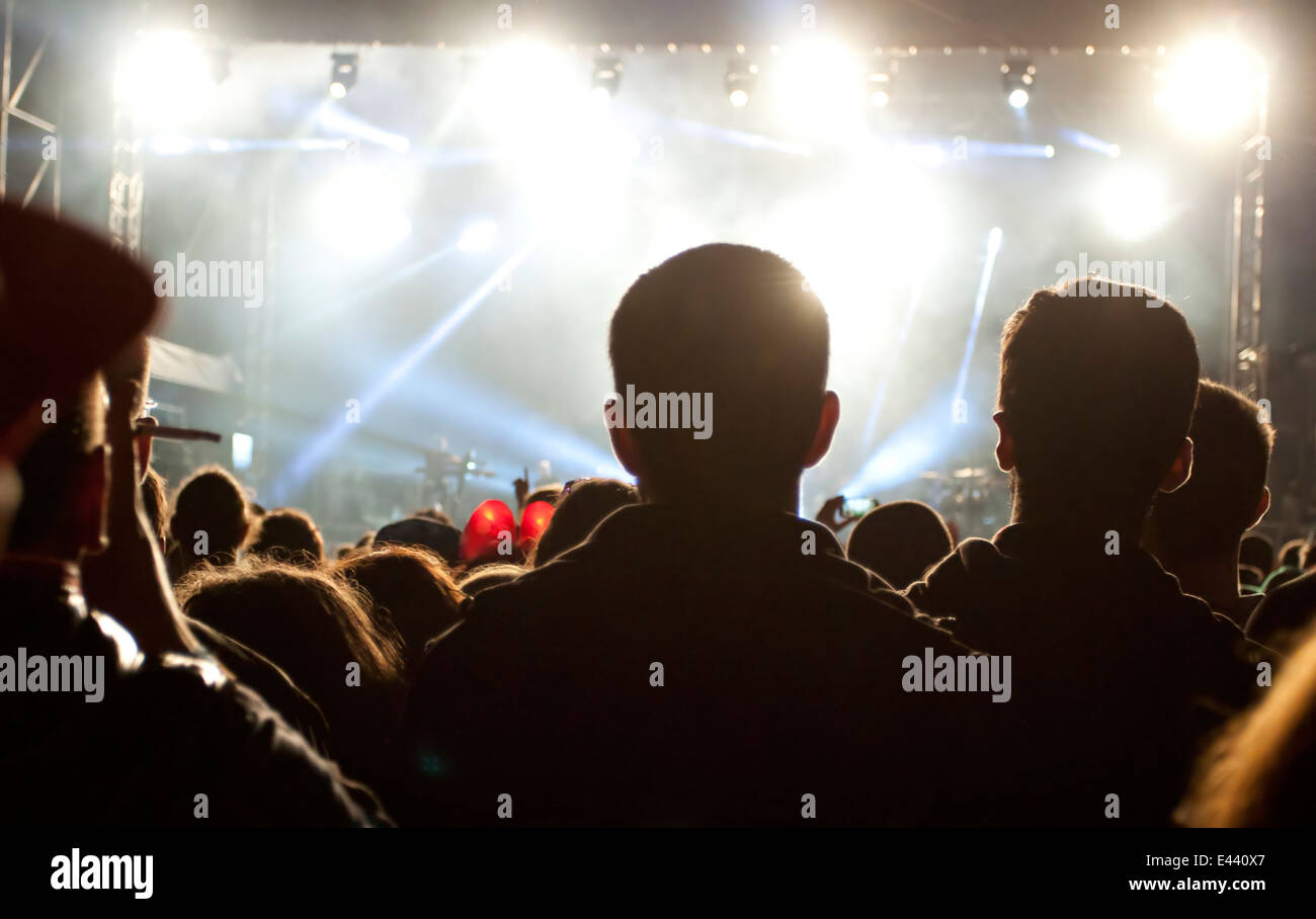 Jubelnde Menge vor leuchtend bunte Bühnenbeleuchtung Stockfoto