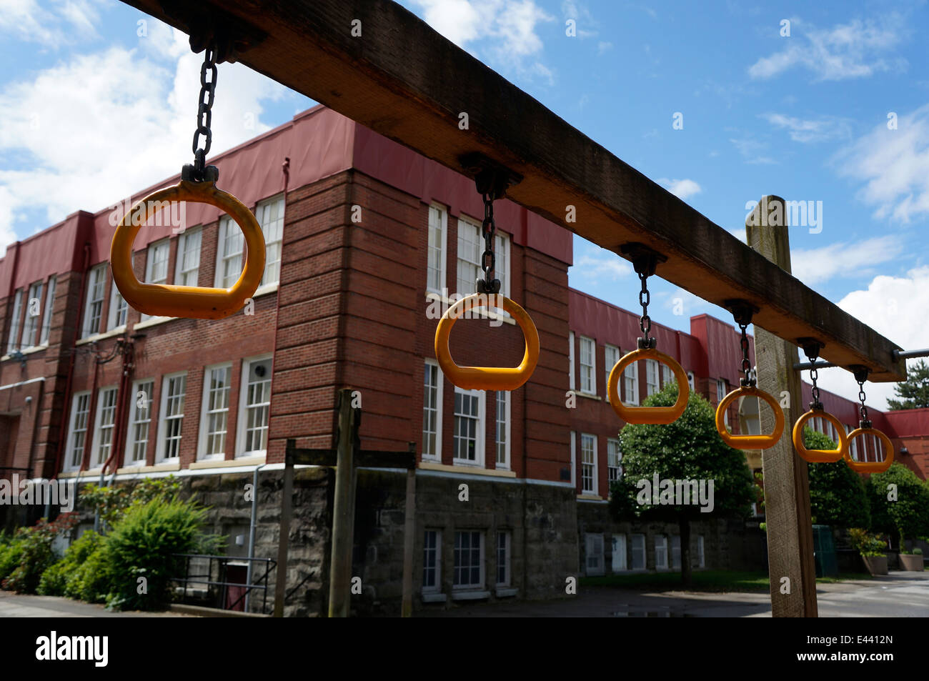 Athletic Gym Ringe hängen auf dem Schulhof der Lord Tennyson Elementary School, Vancouver, BC, Kanada Stockfoto