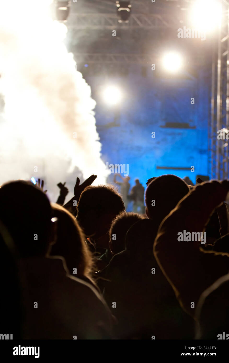 Jubelnde Menge vor leuchtend bunte Bühnenbeleuchtung Stockfoto