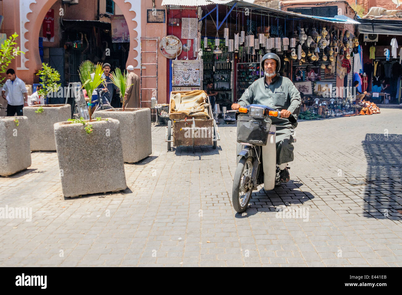 Reiten Fahrräder und Motorroller Vergangenheit der Eingang zum Souq, Marrakesch, Marokko. Stockfoto
