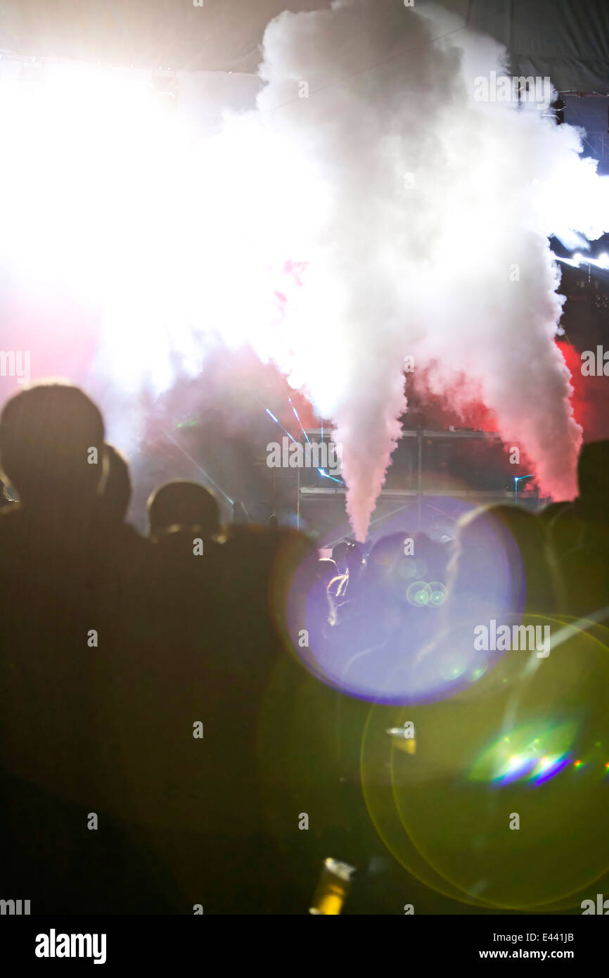 Jubelnde Menge vor leuchtend bunte Bühnenbeleuchtung Stockfoto