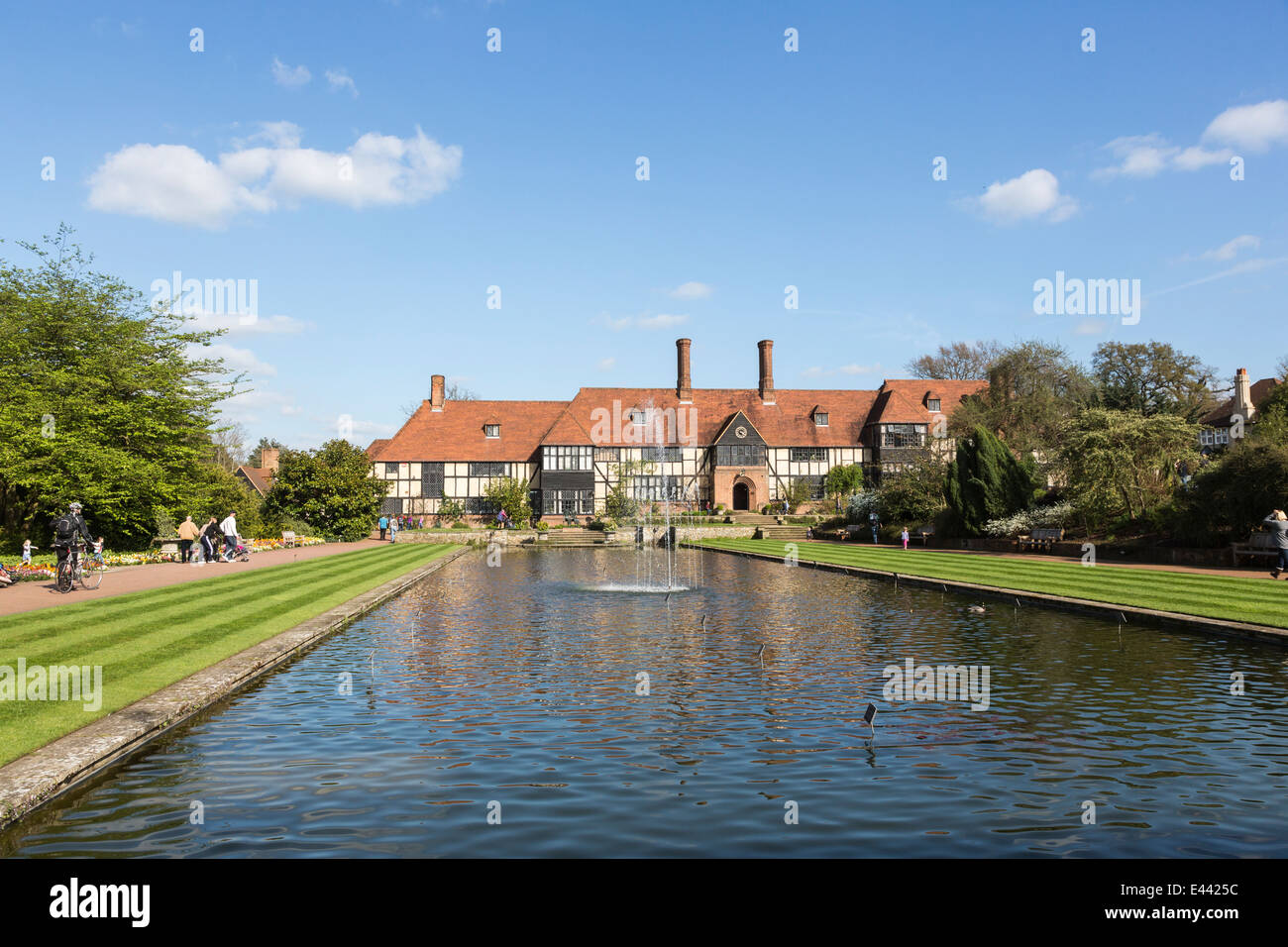 Das Laborgebäude am RHS Wisley, Surrey, UK an einem sonnigen Tag mit blauem Himmel und gepflegten gestreiften Rasen Stockfoto