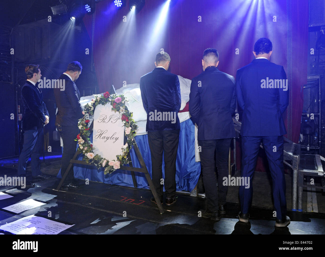 G-A-Y hält ein Denkmal für Coronation Street Charakter Hayley Abschneider mit einer Aufführung der Obertöne mit: wo die Obertöne: London, Vereinigtes Königreich bei: 25. Januar 2014 Stockfoto