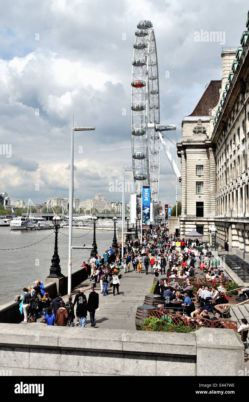 Massen von Touristen auf der Londoner Southbank Stockfoto