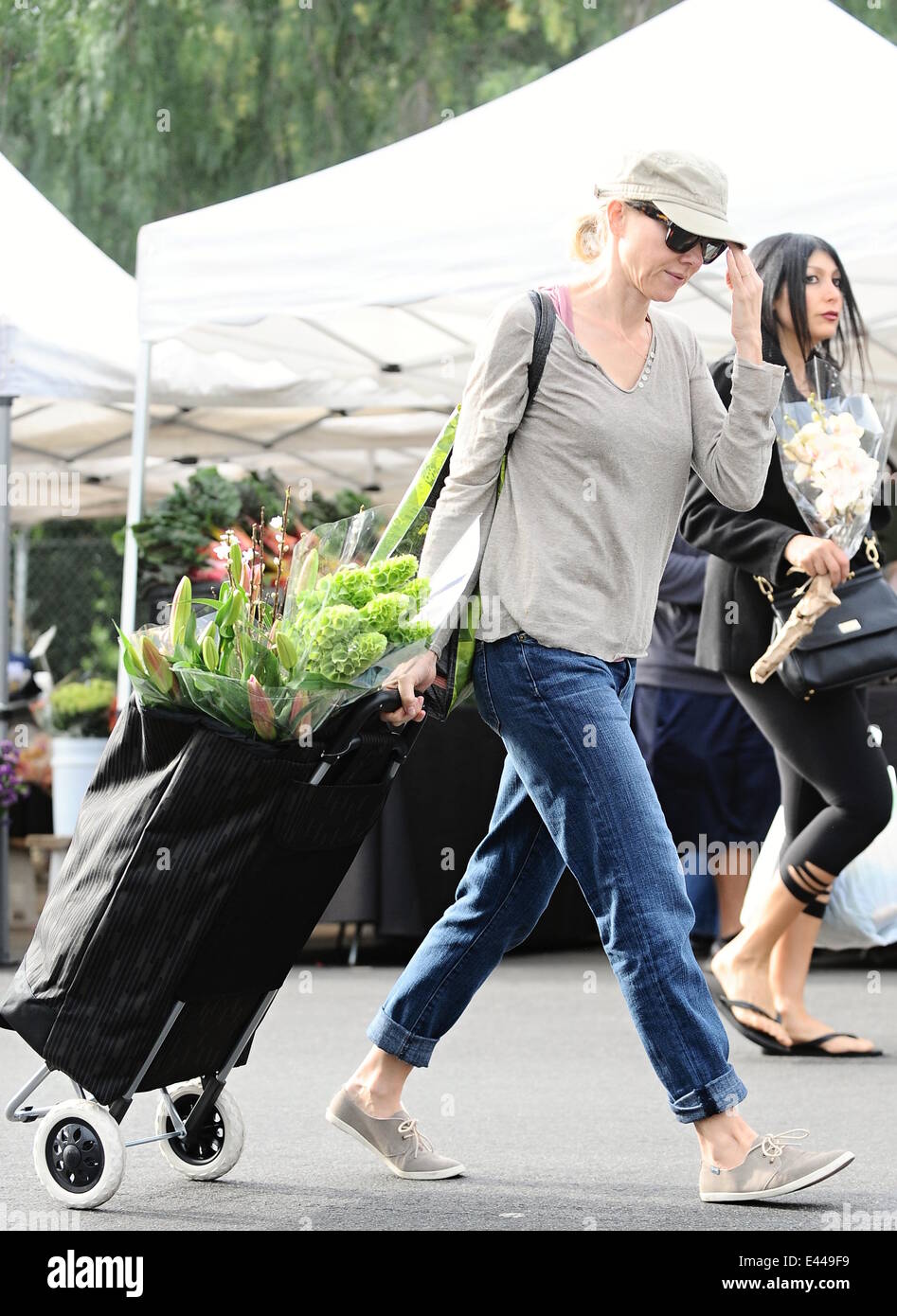 Naomi Watts trägt einen lässigen beigen Top über eine rosa Jacke und blaue Jeans, geschichtet geht einkaufen für frische Blumen auf dem Bauernmarkt Brentwood mit: Naomi Watts wo: Los Angeles, California, Vereinigte Staaten von Amerika bei: 26. Januar 2014 Stockfoto