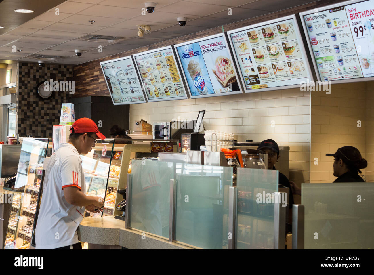 Mann Einkauf Elemente in einem Hortons Café in der Innenstadt von Toronto Stockfoto