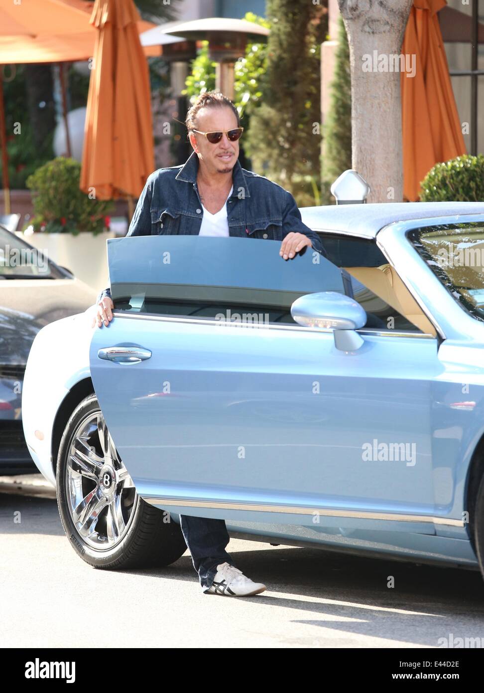 Mickey Rourke hat Mittagessen mit Chuck Liddell und seiner Frau Heidi in Via Alloro in Beverly Hills.  Mitwirkende: Mickey Rourke wo: Los Angeles, California, Vereinigte Staaten von Amerika bei: 27. Januar 2014 Stockfoto