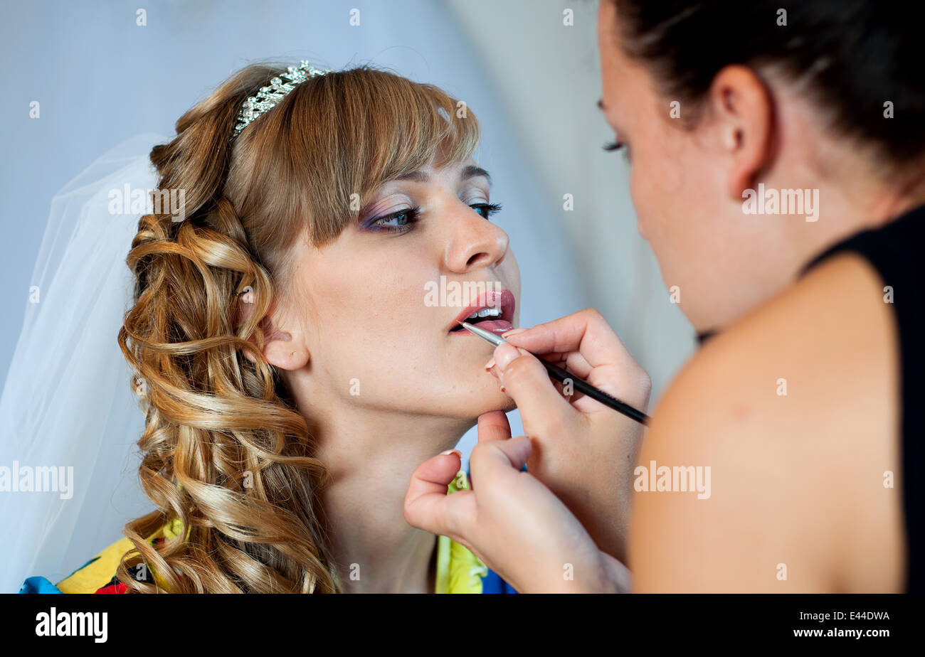 Stylistin macht Make-up Braut am Hochzeitstag Stockfoto