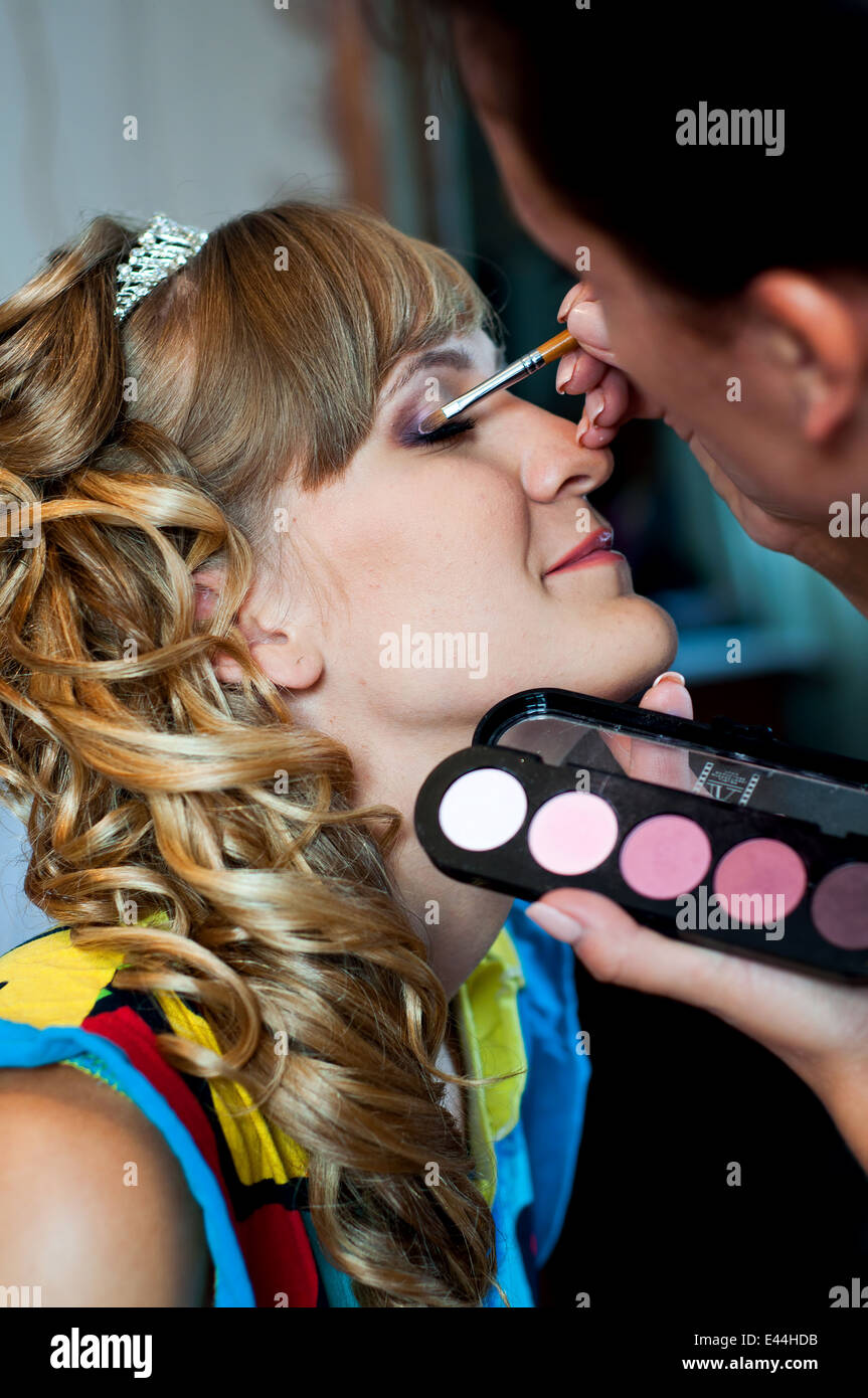 Stylistin macht Make-up Braut am Hochzeitstag Stockfoto