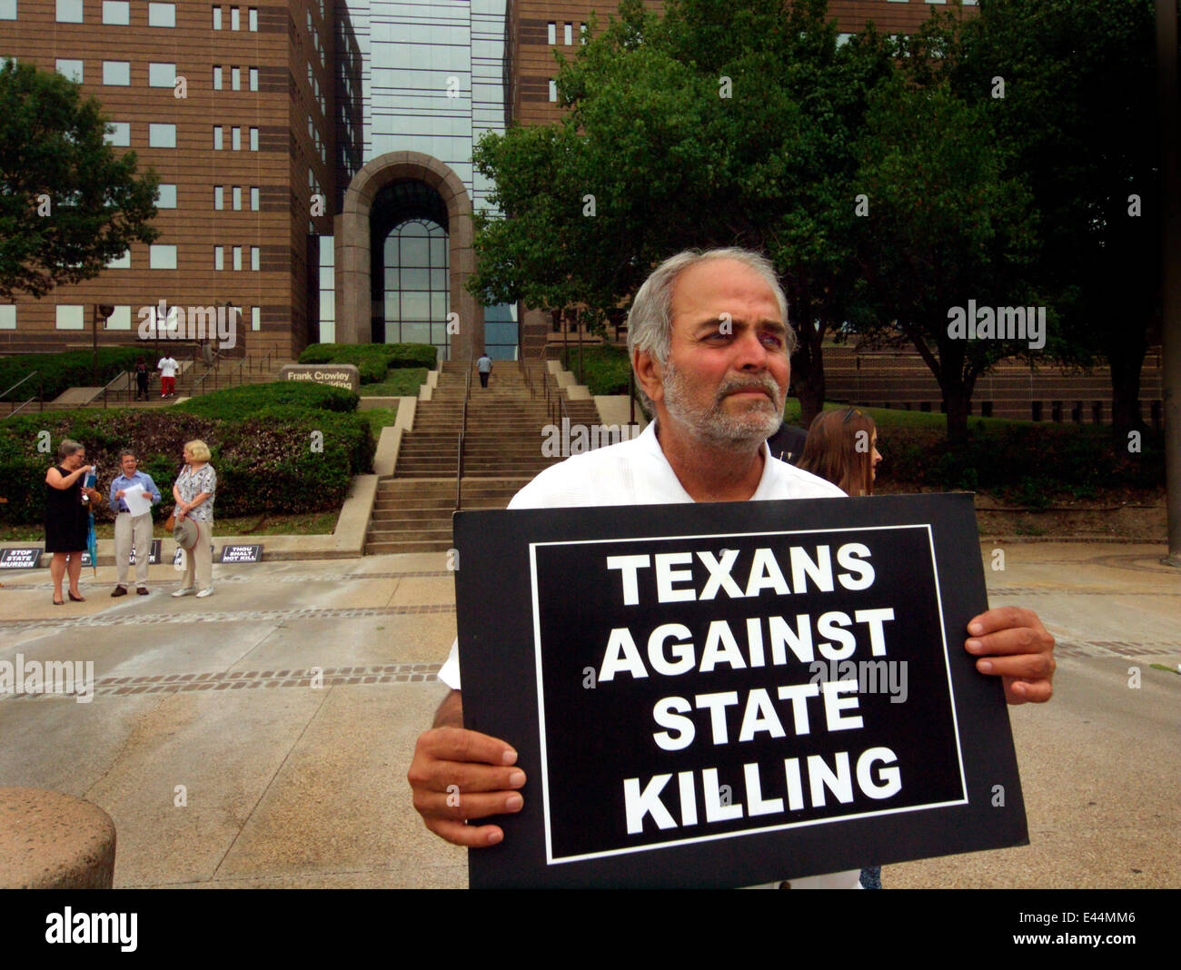 Dallas, Texas, USA. 2. Juli 2014. Hadi Jawad hält ein Schild vor dem Gerichtsgebäude Frank Crowley anlässlich der U.S. Supreme Court Entscheidung über 2. Juli 1976 wieder die Todesstrafe Credit: J. G. Domke/Alamy Live News Stockfoto