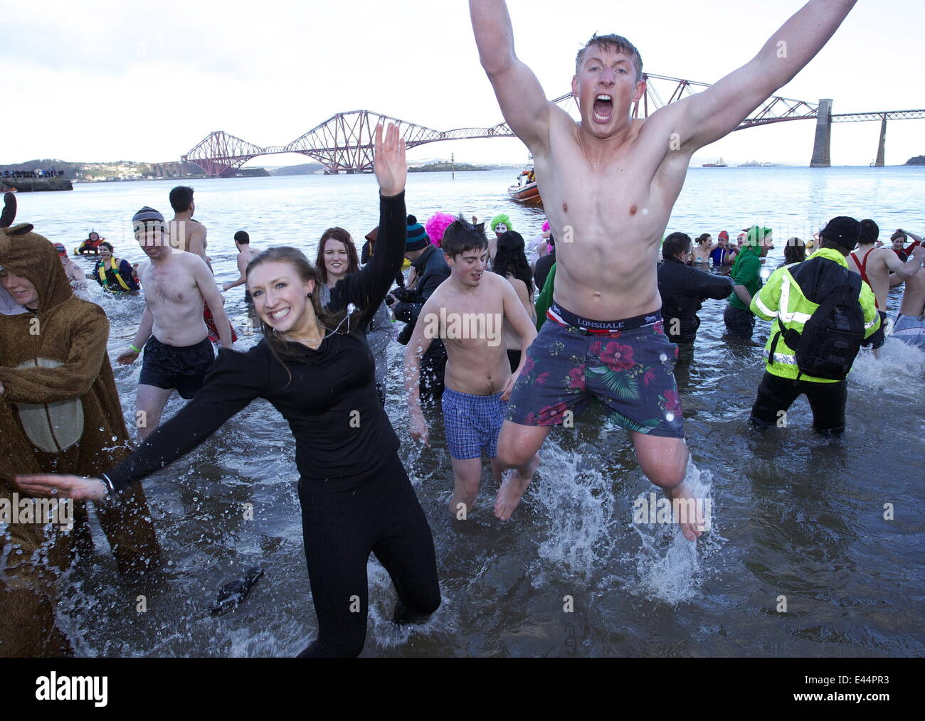 Atmosphäre-Schwimmer trotzen die kalten Gewässern zur Teilnahme an der 27. jährliche Looney Dook 2013 Schwimmen am Pier Hawes in South Queensferry. Die jährliche Veranstaltung zieht große Menschenmengen und Nachtschwärmer, die ein erfrischendes Bad in den eisigen Fluss Forth vor den Forth zu verkleiden Stockfoto