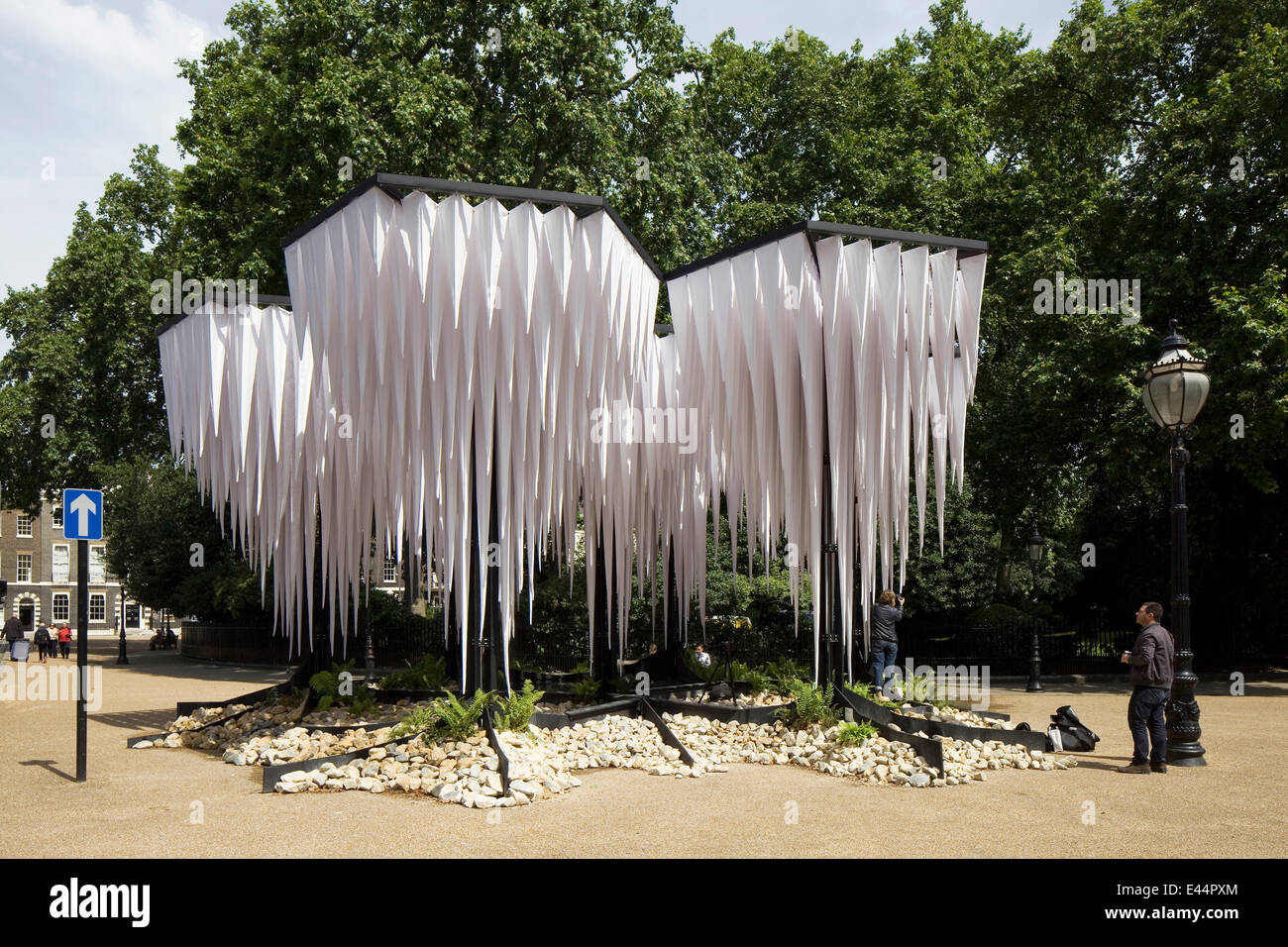 Regenwald-Pavillon, London, Vereinigtes Königreich. Architekt: GUN Architekten, 2014. Weiten Blick über den Regenwald-Installation auf Bedford Sq Stockfoto