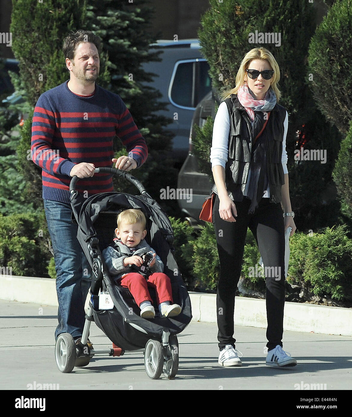 Schauspielerin Elizabeth Banks Mann Max Handelman Und Ihrem Sohn Feilx Handelman Begeben Sie Sich Fur Einen Vormittag In Studio City In Los Angeles Flanieren California 05 01 13 Cousart Jfximages Wenn Com Featuring Schauspielerin Elizabeth Banks