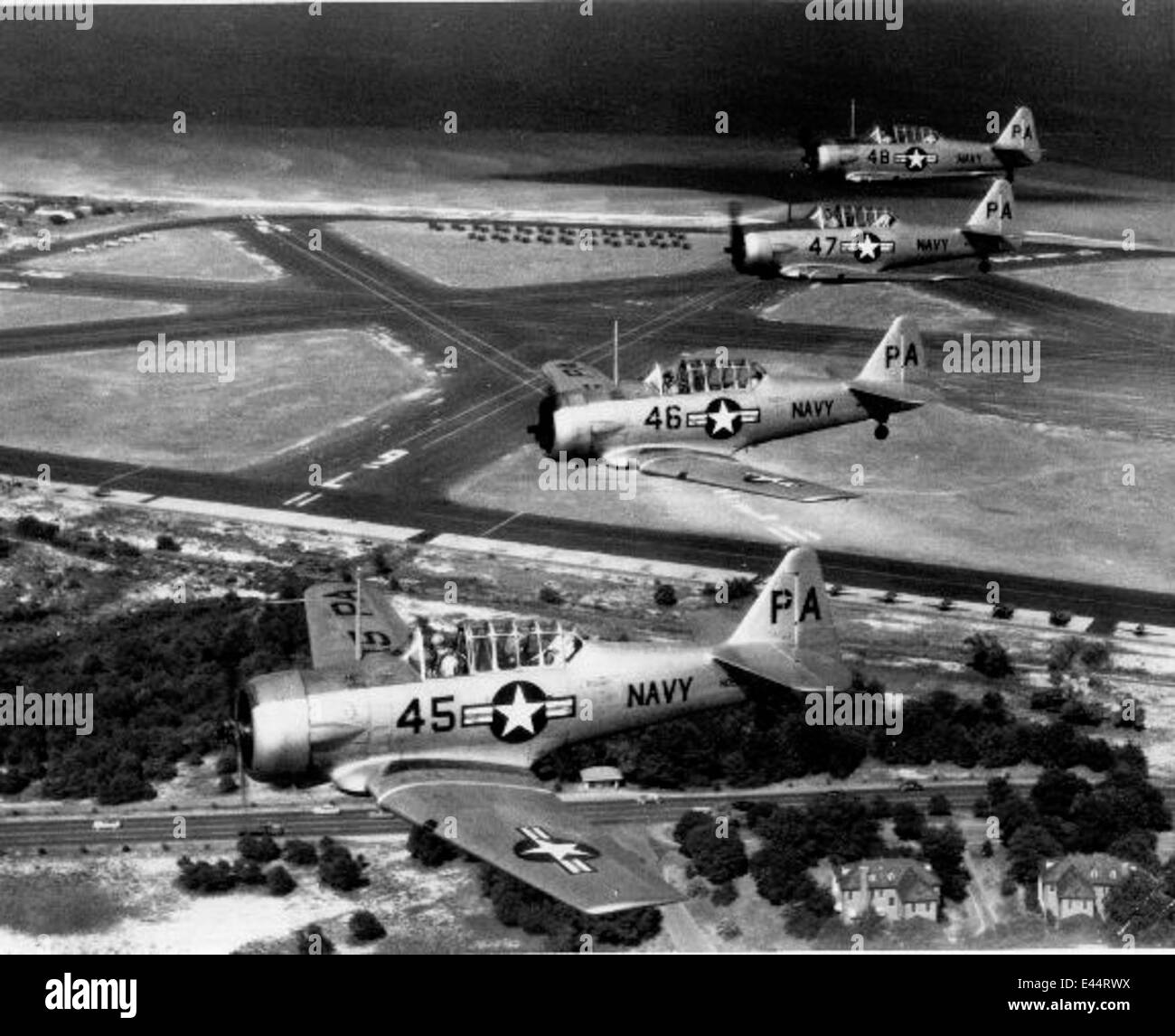 Dieses Bild zeigt eine Serie von IBTU PNS SNJ-5, eine Militärflugzeugvariante, die Mitte des 20. Jahrhunderts in der Ausbildung von Piloten und der militärischen Luftfahrt eingesetzt wurde. Stockfoto