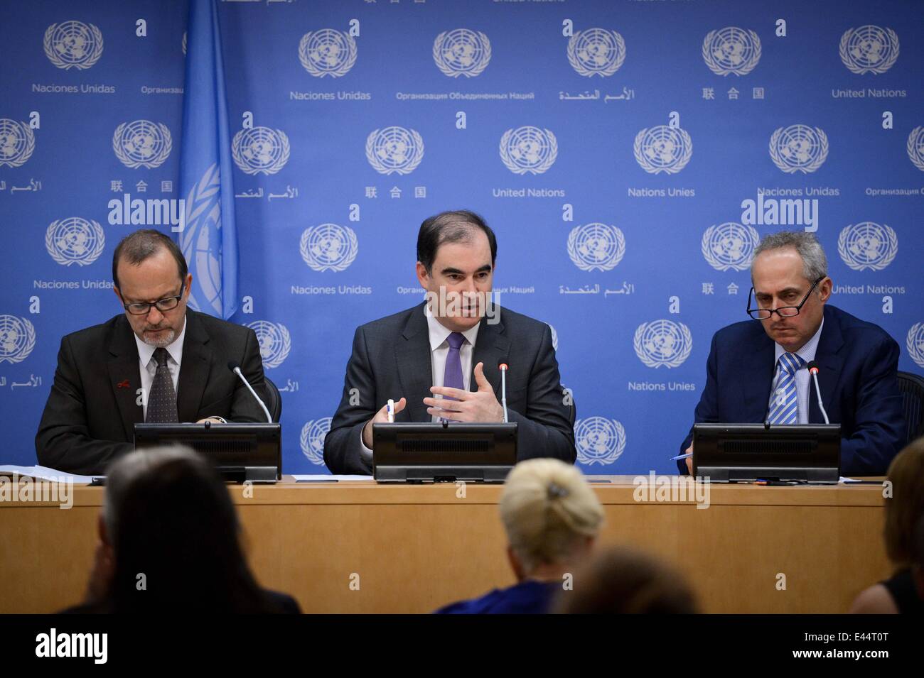 Hauptsitz der Vereinten Nationen, New York, USA. 2. Juli 2014. John ging (C), Operations Director für das UN-Büro für die Koordinierung der humanitären Angelegenheiten (OCHA), spricht während einer Pressekonferenz am Sitz Vereinten Nationen in New York am 2. Juli 2014. Jemen taumelnd aus politischer Instabilität und Unsicherheit von Dschihad Angriffe, ist "am Rande eines wirtschaftlichen Zusammenbruchs" Ging, sagte hier Mittwoch, Mild, aber beliebt, die Schuld Drogen Khat für einen Großteil der Golf von Aden Nation leiden. Bildnachweis: Niu Xiaolei/Xinhua/Alamy Live-Nachrichten Stockfoto