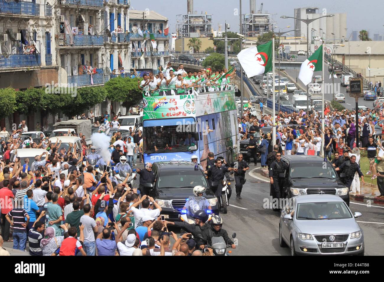 Algier. 3. Juli 2014. Algerische Nationalspieler werden von Fans bei ihrer Ankunft in Algier, der Hauptstadt von Algerien auf 2. Juli 2014 begrüßt. Das Team kam am internationalen Flughafen von Algier am Mittwochnachmittag und fanden den Weg auf ein Cabrio-Bus vom Flughafen zu den Präsidenten. Sie wurden von den Fans aufgrund ihrer beeindruckenden Leistung bei der FIFA WM 2014 empfangen. Bildnachweis: Xinhua/Alamy Live-Nachrichten Stockfoto