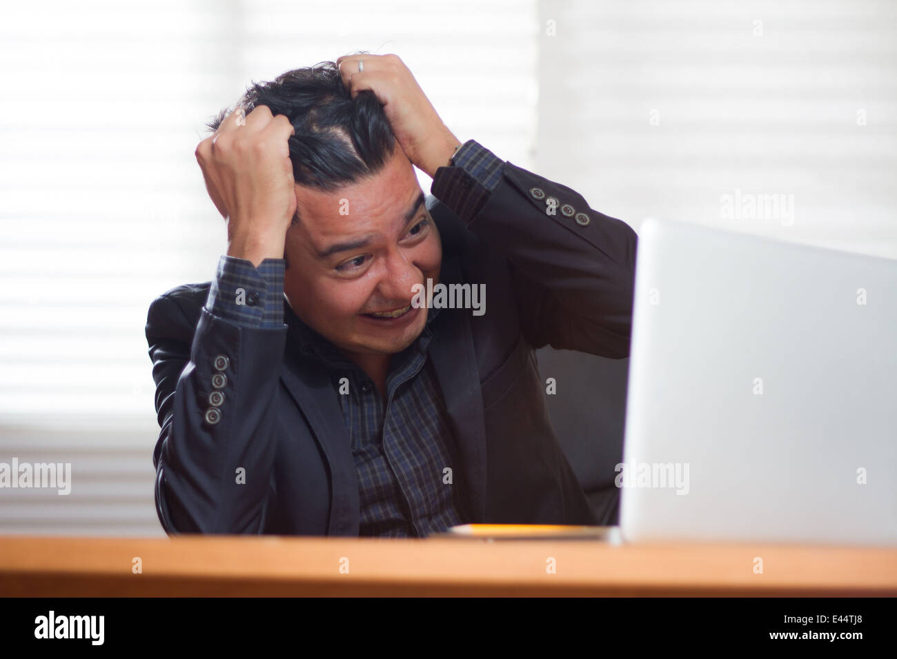 Eine junge Führungskraft ist wirklich verzweifelten Blick auf seinem laptop Stockfoto