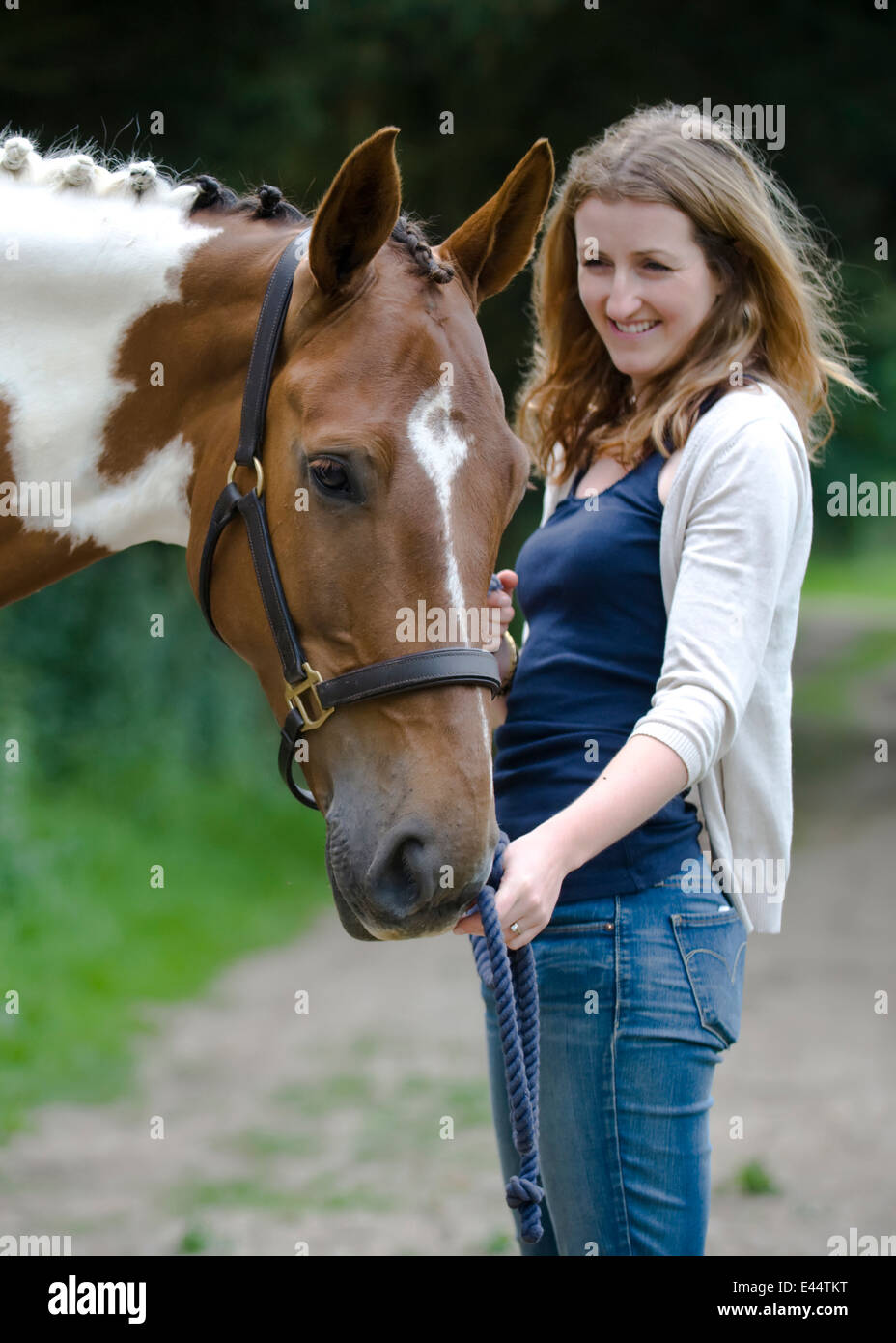 Junge Frau mit farbigen Pferd, in der Nähe zeigt Bindung zwischen Pferd und Besitzer Stockfoto