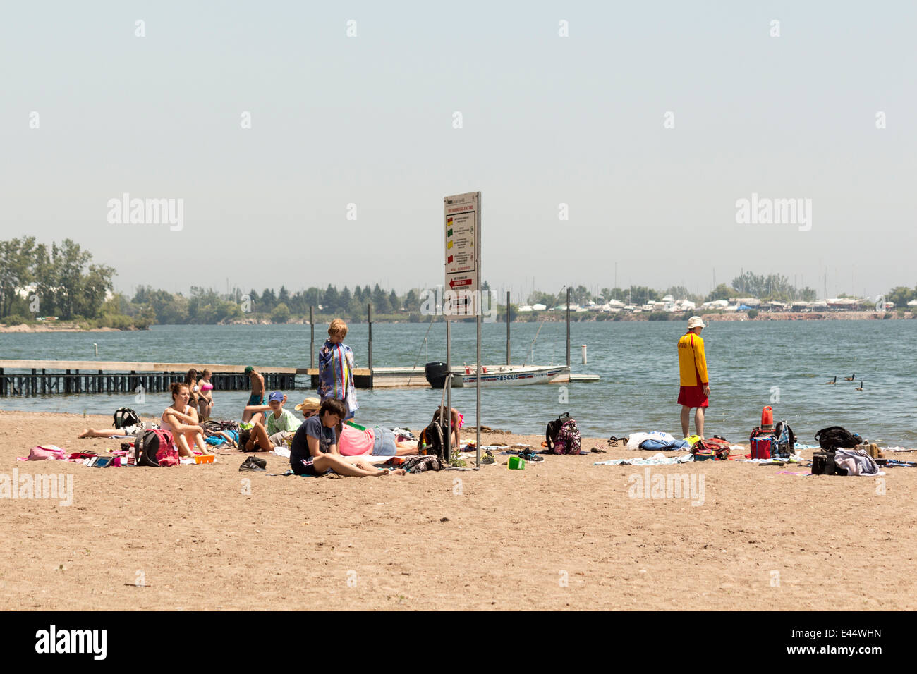 Menschen, die den Strand von Cherry Beach in Toronto Ontario Kanada an einem heißen Sommertag genießen Stockfoto