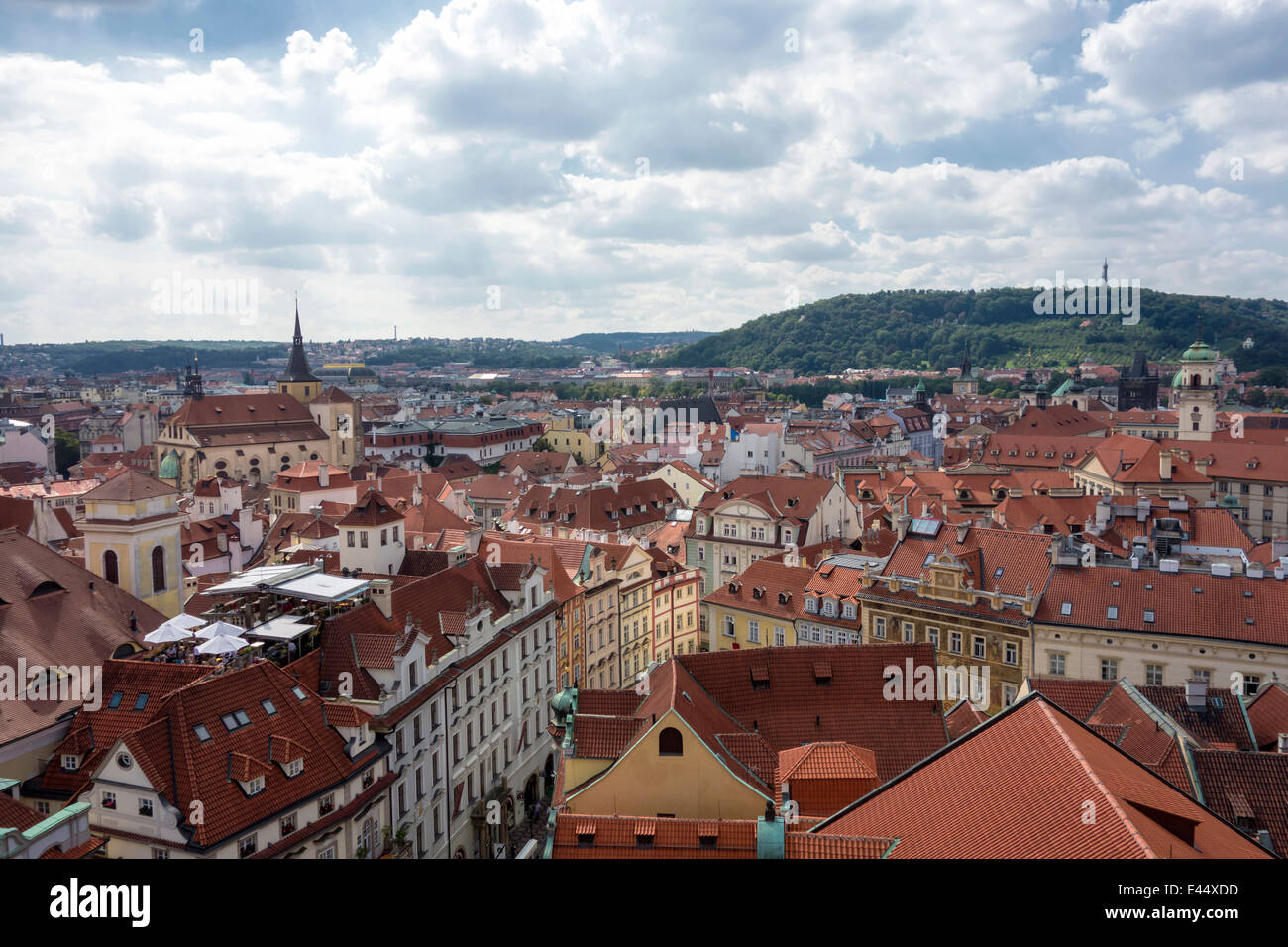 Rotes Dach der Gebäude in Prag, Cesky Stockfoto