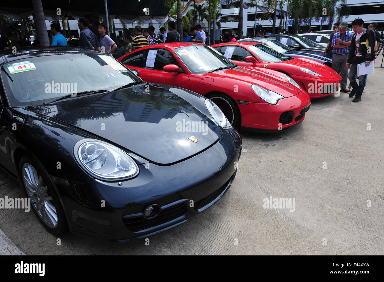 Bangkok, Thailand. 3. Juli 2014. Leute betrachten geschmuggelte Autos während einer Auktion bei Thai Customs Department in Bangkok, Thailand, 3. Juli 2014. Bildnachweis: Rachen Sageamsak/Xinhua/Alamy Live-Nachrichten Stockfoto