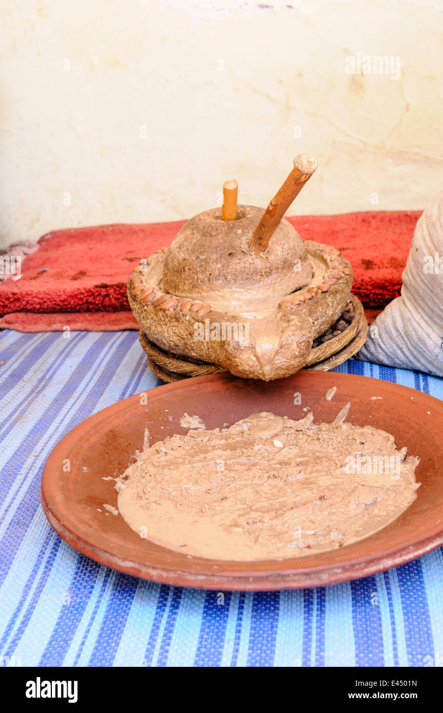 Eine marokkanische Frau schleift Argan Muttern den Atlas, Marokko Stockfoto