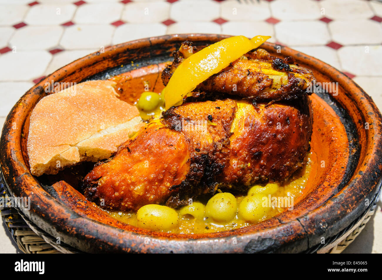 Authentische Lemon Chicken und Olivenöl marokkanische Tajine Stockfoto