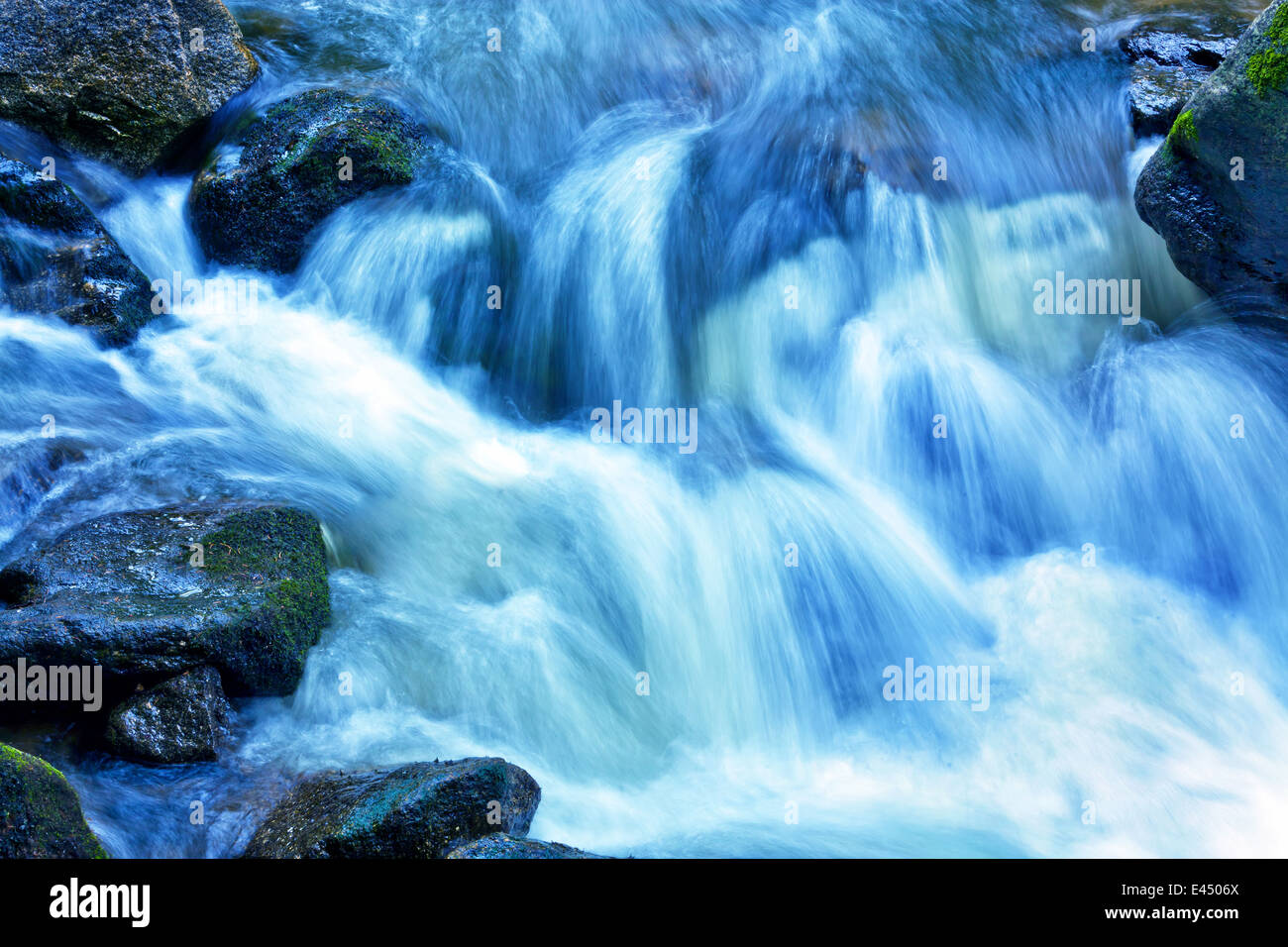 Ein kühles Gewässer Wasser und Felsen in den Bergen. Unberührte Natur. Stockfoto