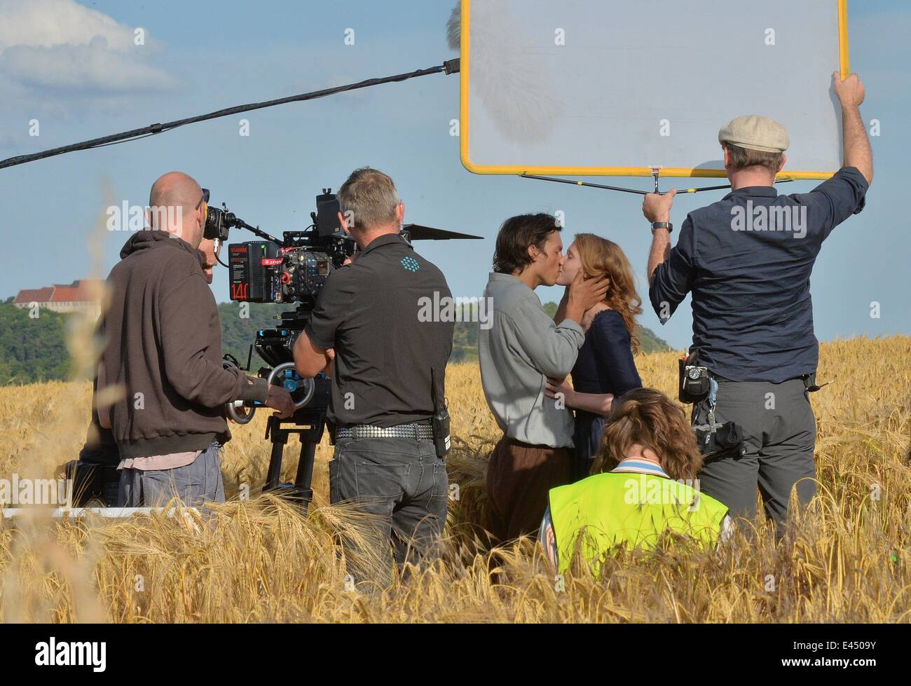 Freyburg, Deutschland. 2. Juli 2014. Schauspieler Isolda Dychauk Und Tim Oliver Schultz stehen während der Dreharbeiten für den Märchenfilm "Von Einem, der Auszog Das Fürchten Zu Lernen" (die Geschichte der Jugend, ging weiter zu lernen, was Angst war) vor dem Schloss Neuenburg in Freyburg, Deutschland, 2. Juli 2014. Der Film ist für Deutschlands-ARD-TV-Kanal von Bremedia Produktion GmbH produziert. Foto: Hendrik Schmidt/Dpa/Alamy Live News Stockfoto