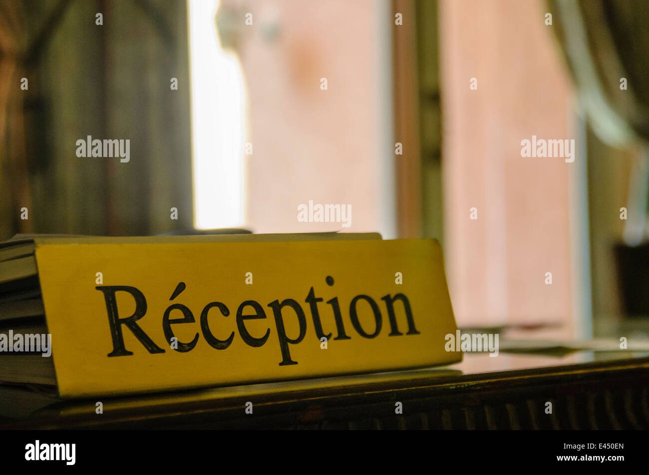 Schild an der Rezeption von Hotel Rezeption mit dem französischen Wort Réception ('Reübersetzungsaktes') Stockfoto