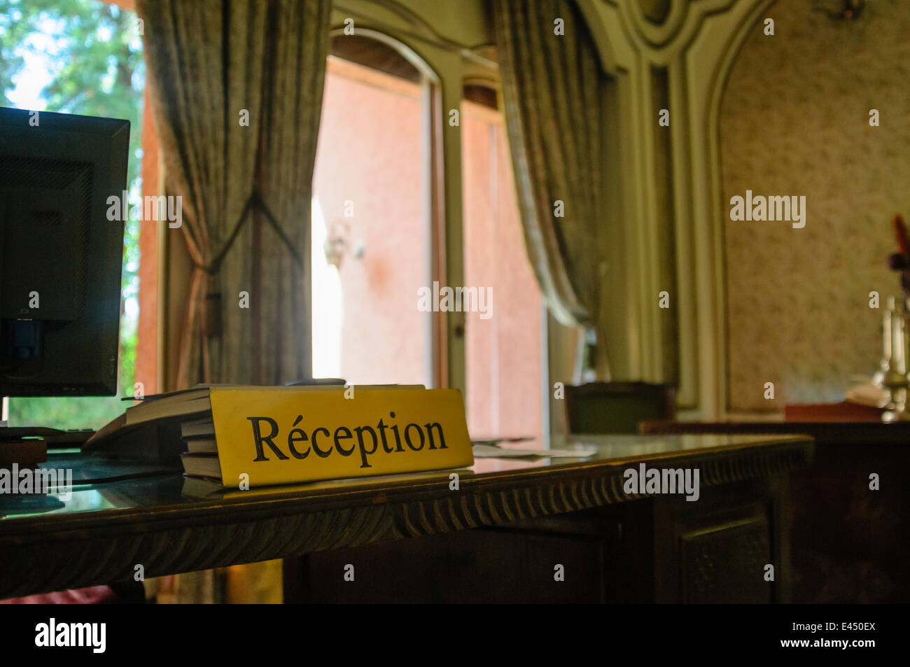 Hotel Rezeption mit Schild "Réception' Stockfoto