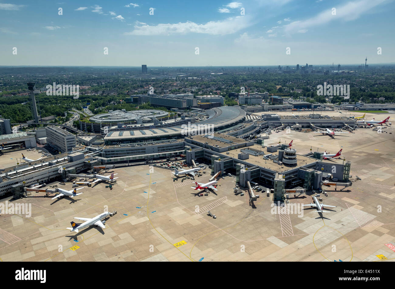 Luftaufnahme, Klemmen mit Toren und Fluggastbrücken, Flughafen Düsseldorf, Düsseldorf, Rheinland, Nordrhein-Westfalen, Deutschland Stockfoto
