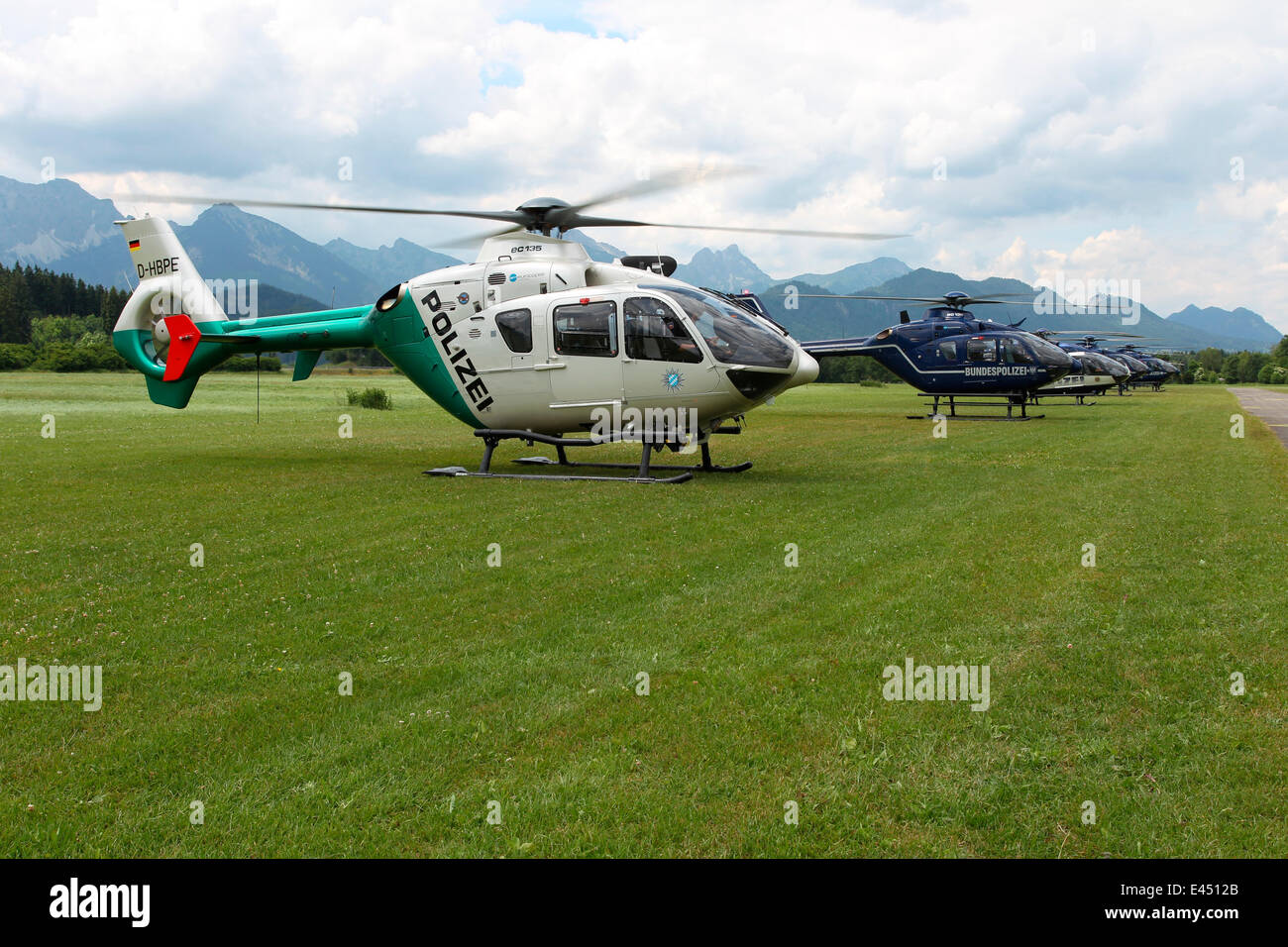 Hubschrauber EC 135 Eurocopter der Bundespolizei, hinter der Allgäuer Alpen, in der Nähe von Füssen, Ostallgäu, Allgäu, Oberschwaben Stockfoto