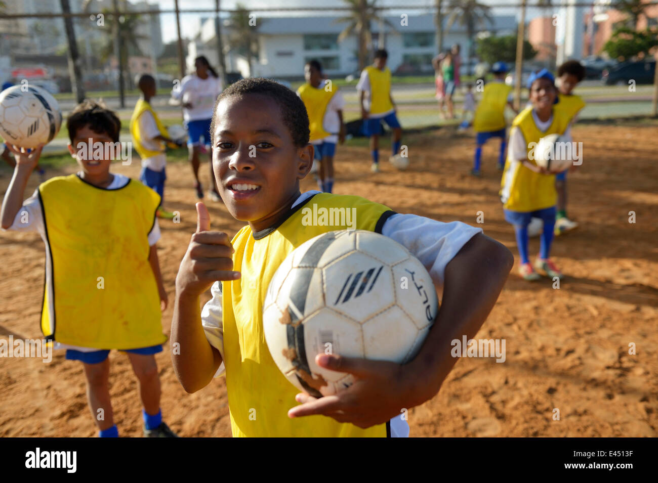 Brasilianische junge mit Fußball in einem sozialen Projekt der Deutsche Gesellschaft Für Internationale Zusammenarbeit, GIZ, Deutsch Stockfoto