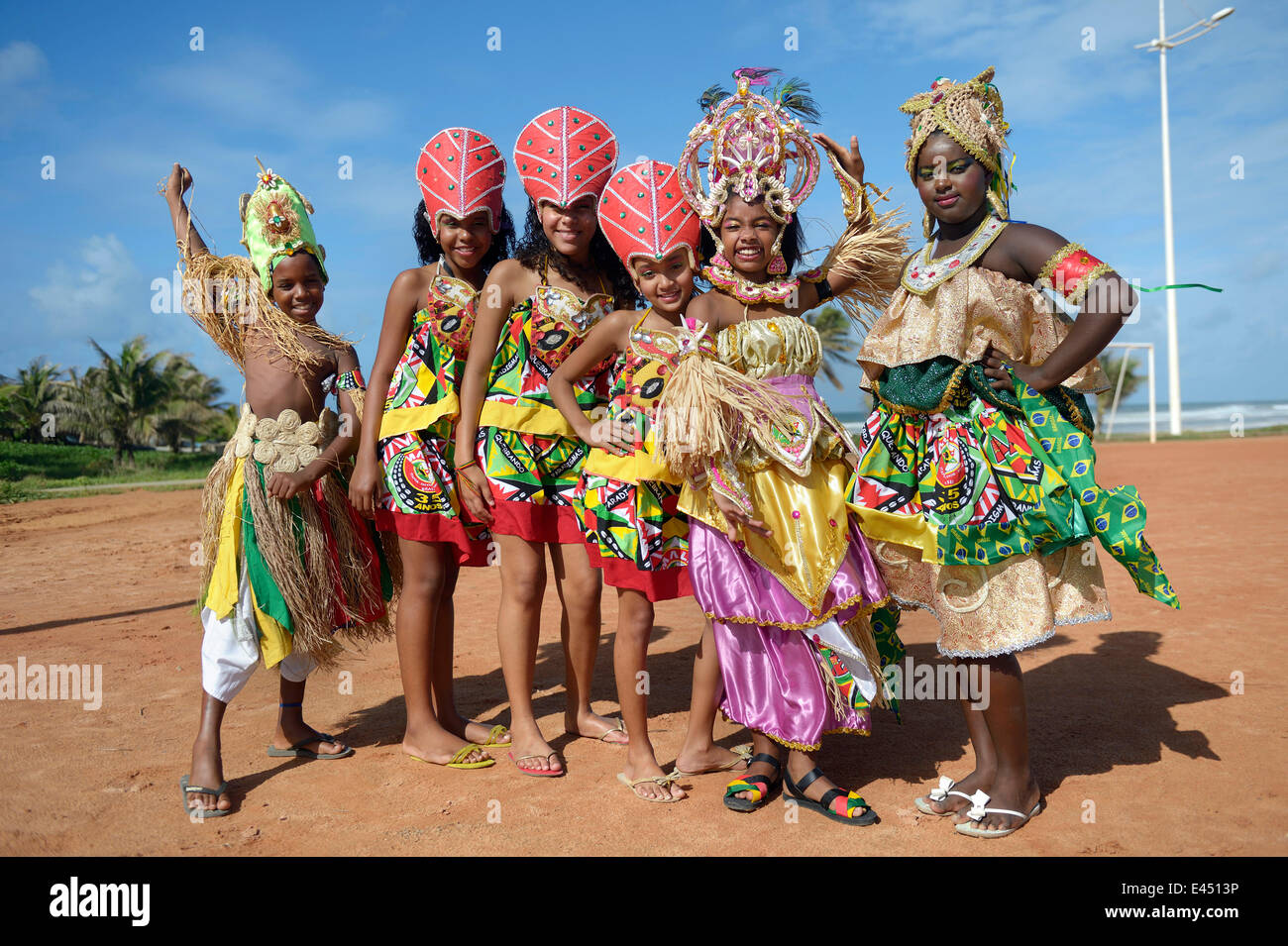 Bunt gekleidete Kinder von einer traditionellen Afro-brasilianischen Musikgruppe, Salvador da Bahia, Bahia, Brasilien Stockfoto
