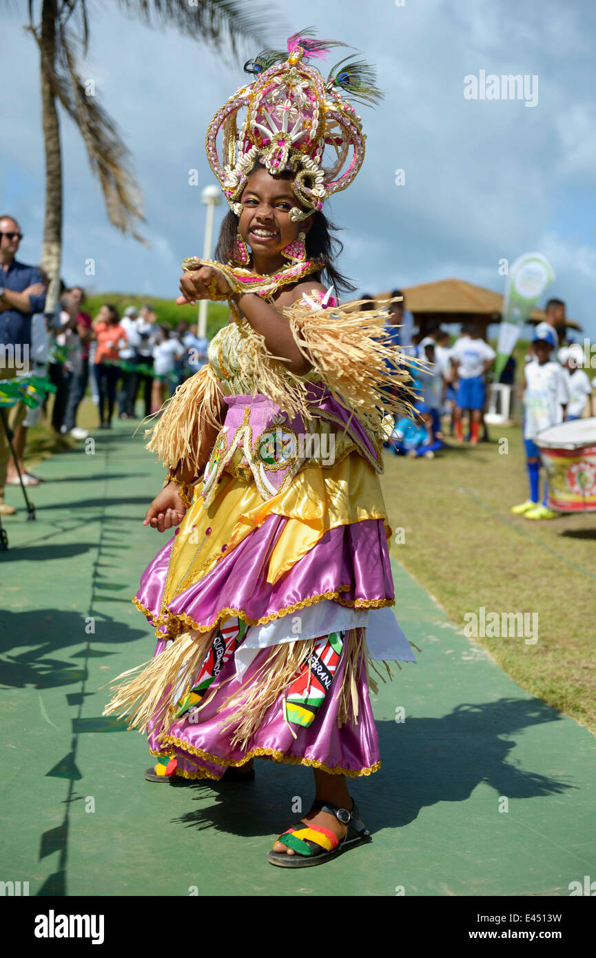 Tänzerin, Lydressed Mädchen von einem traditionellen Afro-brasilianischen Musikgruppe, Salvador da Bahia, Bahia, Brasilien Stockfoto